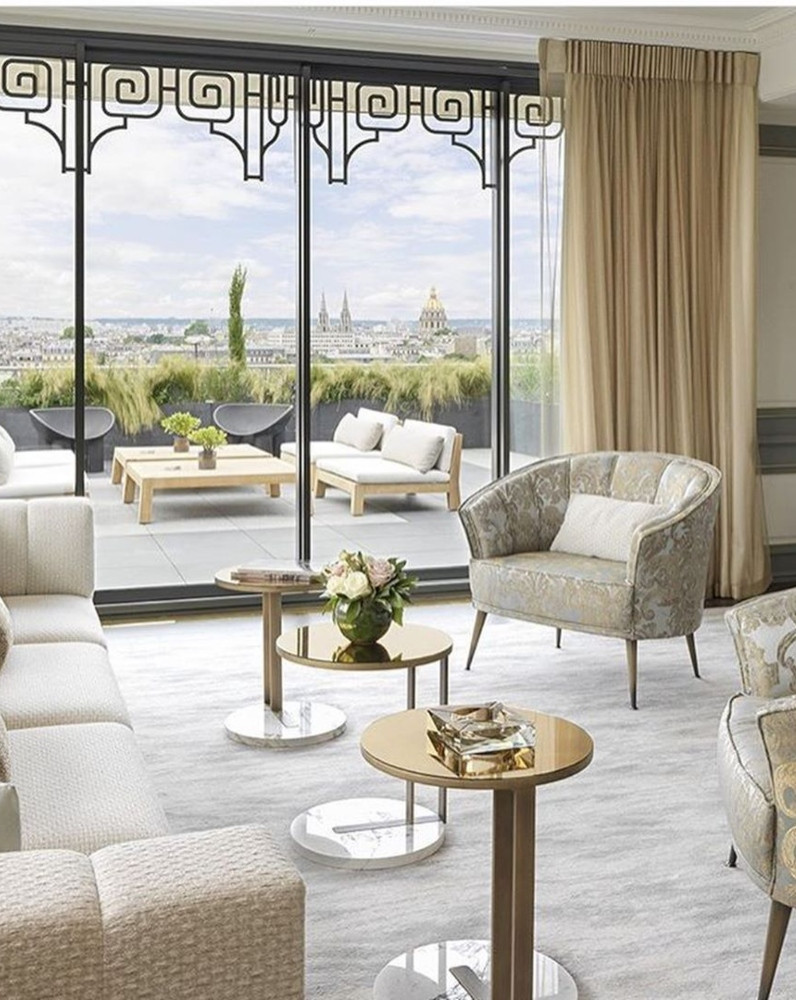 LIVING ROOM IN THE STUNNING HÔTEL LE MEURICE